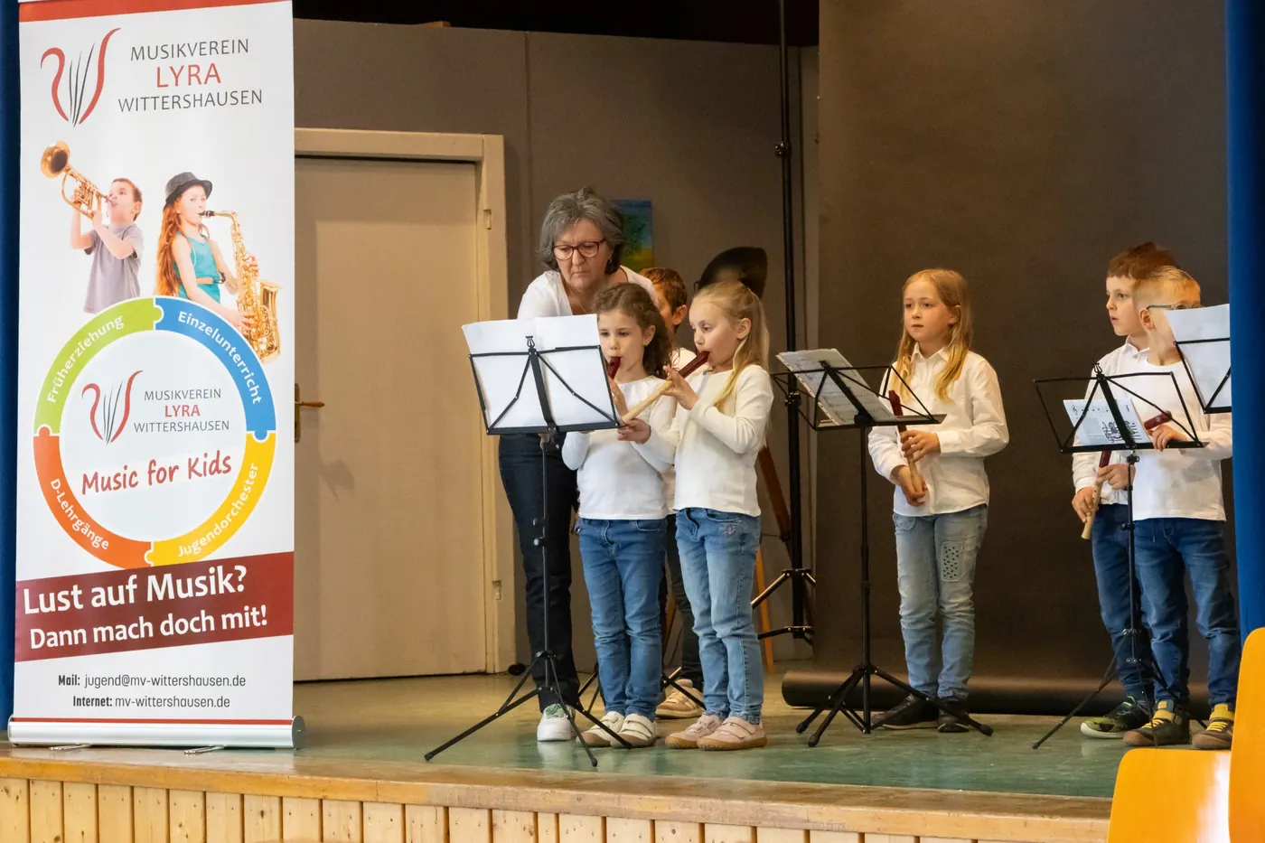 Kinder musizieren beim Musikverein Lyra Wittershausen auf einer Bühne